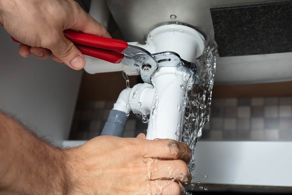 Professional plumber in Luton providing 24/7 emergency plumbing services