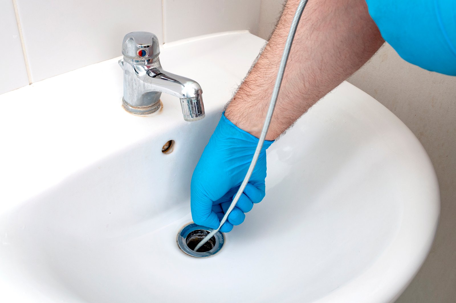 plumber dunstable clearing blocked drain using professional drain cleaning equipment