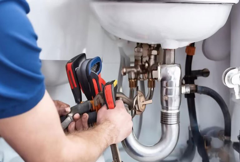 General plumbing repairs and maintenance service in Luton fixing pipes and leaks